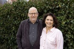 Lars Rasmussen fra Den Blå Oase og Hanne Christophersen fra Aabenraa Kommune har et godt samarbejde om at hjælpe brugere fra værestedet med digitale udfordringer. Foto: Jens Peter Engedal