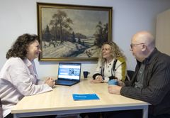 Det er alt fra at få MitID og e-boks op at køre til at søge om tilskud til el-scooter, helbredstillæg og boligstøtte, som de hjælper med i IT Caféen på Den Blå Oase. Foto: Jens Peter Engedal