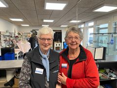 Hver tirsdag er Lis Sørensen og Else Laursen på arbejde sammen i Blå Kors’ genbrugsbutik på Holmbladsvej i Silkeborg. De holder af både fællesskabet og mødet med kunderne. Foto: Blå Kors.