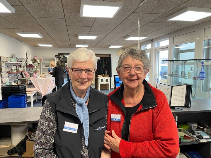 Hver tirsdag er Lis Sørensen og Else Laursen på arbejde sammen i Blå Kors’ genbrugsbutik på Holmbladsvej i Silkeborg. De holder af både fællesskabet og mødet med kunderne. Foto: Blå Kors.