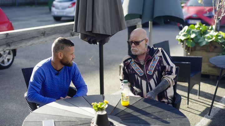 Martin og Ole kommer jævnligt på Blå Kors’ værested Den Blå Oase i Aabenraa. De er blandt de gæster, man følger i serien. Foto: tvSyd og Storypark Media.