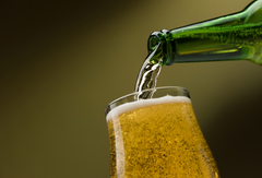 Flere danskere siger nej tak til alkohol. Fire ud af ti har inden for det seneste år bevidst valgt alkohol fra i en periode, viser en ny undersøgelse fra Voxmeter for Blå Kors Danmark. Foto: Adobe Express.