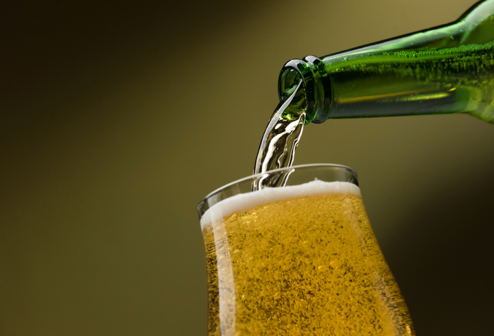 Flere danskere siger nej tak til alkohol. Fire ud af ti har inden for det seneste år bevidst valgt alkohol fra i en periode, viser en ny undersøgelse fra Voxmeter for Blå Kors Danmark. Foto: Adobe Express.