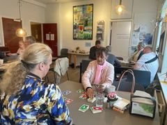 For Conny (m.f.) føles værestedet Den Blå Sociale Café i Hjørring som hendes andet hjem. Foto: Blå Kors.