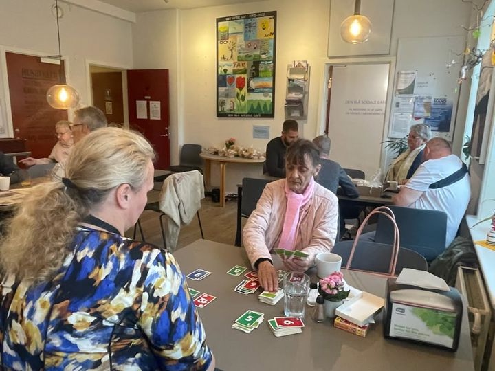 For Conny (m.f.) føles værestedet Den Blå Sociale Café i Hjørring som hendes andet hjem. Foto: Blå Kors.
