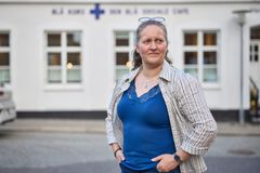 Leder Lenette Schultz Nielsen håber, at politikerne vil komme forbi Den Blå Sociale Café og opleve, hvilken betydning værestedet har for de mennesker, der kommer der. Foto: Mikkel Berg Pedersen.