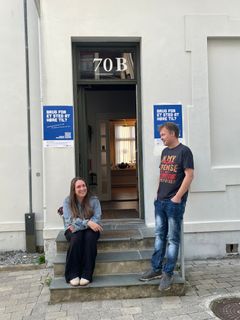 Det er her i Danmarksgade midt i Frederikshavn, at Blå Kors' ungetilbud Udsigten har slået dørene op. Her ses projektlederen Stine sammen med Michael, som er frivillig. Foto: Blå Kors.