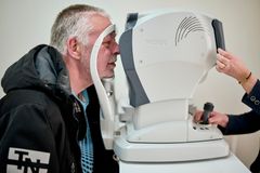 På Synets Dag får udsatte danskere mulighed for et gratis sundhedstjek af øjnene og gratis briller hos Louis Nielsen i samarbejde med Blå Kors Danmark. Foto: Mikkel Berg Pedersen.