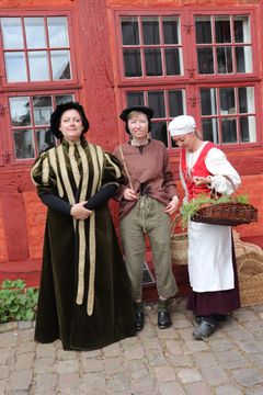 Her ses Fru Von Oberberg, drengen Didrik i midten og kokkepigen foran Ehlers Samlingen. Rollerne blev spillet af medarbejdere fra Historie Haderslev.