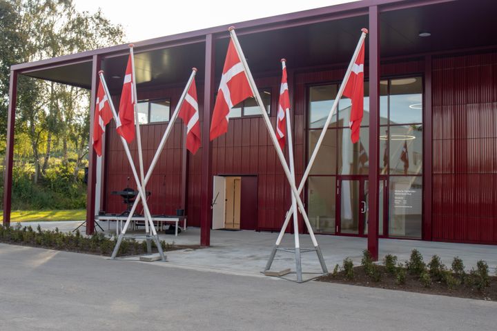 Historie Haderslevs Formidlings- og magasinbygning til åbningen 3.okt. 2025 med dannebrog foran døren.