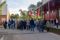 Ca. 120 gæster står i solskinnet foran Historie Haderslevs nye Formidlings- og magasinbygning.