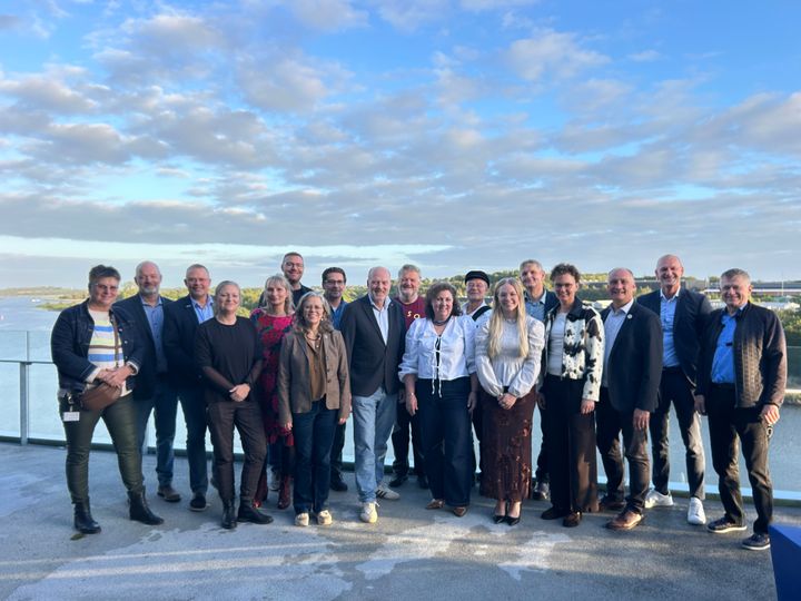 Alle 10 partier i Haderslevs Kommunalbestyrelse er med i budgetforliget. Her ses de medlemmer af kommunalbestyrelsen, der var mødt op til underskrift på Rådhuset i Haderslev i dag.