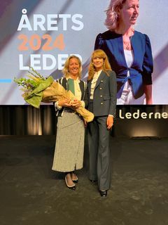 Årets Leder, Britt Meelby Jensen (t.v.) fik overrakt prisen af adm. direktør i Lederne, Bodil Nordestgaard Ismiris.