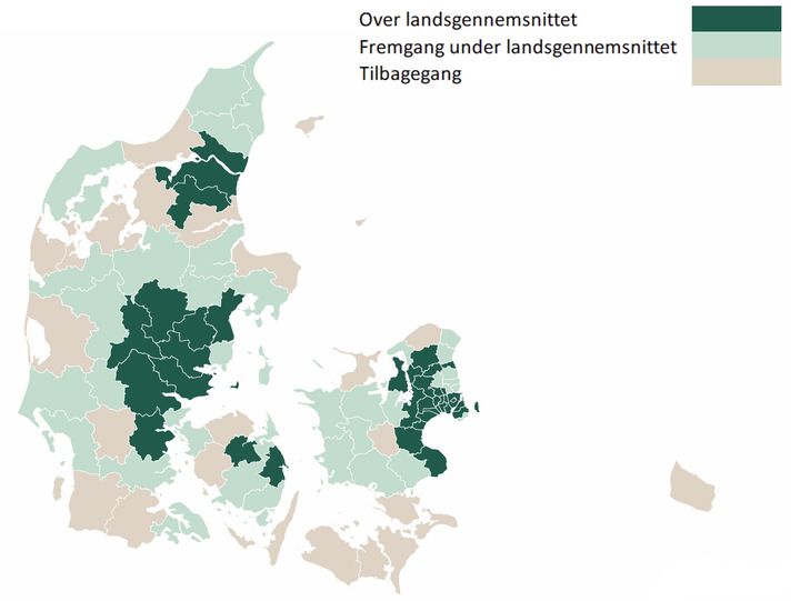 Figuren viser kommuner med hhv. fremgang i beskæftigelsen over landsgennemsnittet på 2,3 pct. (mørkegrønne kommuner), fremgang under landsgennemsnittet (lysegrønne kommuner) og tilbagegang (brune kommuner) i perioden fra 4. kvartal 2023 til og med 4. kvartal 2025. Landsgennemsnittet er baseret på et gennemsnit for alle kommuner, dvs. beskæftigelsen uden for Danmark er ikke inkluderet. Data er lønmodtagerbeskæftigelsen (personer) opgjort på bopælskommunen. Beregninger er baseret på ikke-sæsonkorrigeret data.