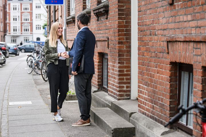 Førstegangskøberne er første led i ’boligkæden’, hvor de køber hjemmet af en, der typisk sælger for at købe noget større, mindre eller i et andet område. Derfor vil mere tryghed føre til flere bolighandler, forudser ejendomsmæglerkæden Home. Foto: Home