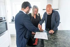 Den nye boligskat rykker frem i boligejernes bevidsthed. Godt 15 % svarer, at de har planer om at sælge deres bolig i løbet af det kommende halve år – og det er det højeste antal i mere end et år, viser undersøgelse fra YouGov og Home. Foto: Palle Peter Skov_Home