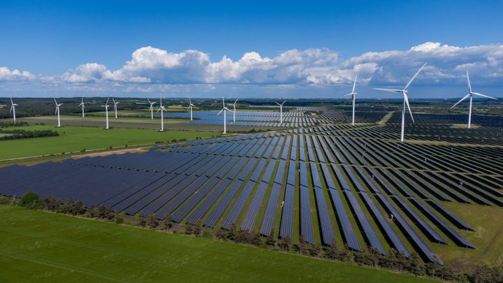 Flere energiparker bliver etableret de kommende år ifølge regeringens nye udspil, og flere danskere vil dermed komme til at bo i nærheden af solceller og vindmøller.