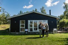Flere sommerhuse kom til salg i oktober, men udvalget er stadig begrænset.
