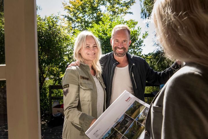 Det er blevet lettere for familier at blive husejere i 91 ud af 98 kommuner, når lønudviklingen tages med i regnestykket, selv om priserne på huse er steget mange steder det seneste år.