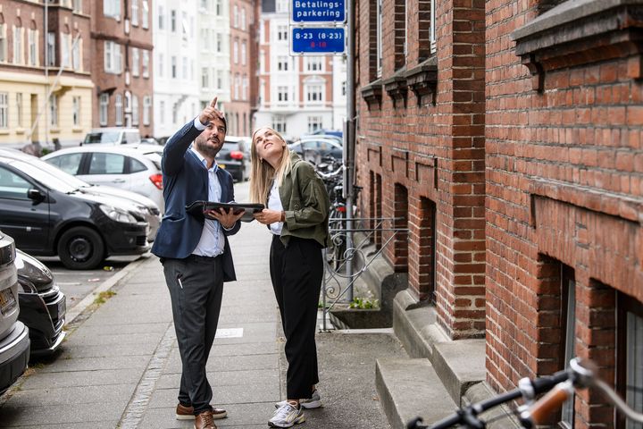 "Der er pænt fart på herinde i hovedstaden. Vi tror, det er et sammenfald af mange faktorer," forklarer en af Homes ejendomsmæglere i København og giver sine bud på fremgangen i salget.