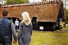 Sommerhus med stråtag - ejendomsmægler og køber