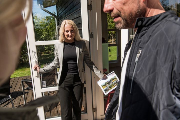 September i år er boligsalg på en af de øverste hylder. Der er mange købere på boligjagt, og optimismen breder sig ud i både land, kyst og ø-kommuner, viser analysen fra home - og fremgangen gælder villaer, rækkehuse, lejligheder og sommerhuse, ifølge Boligsidens handelstal.