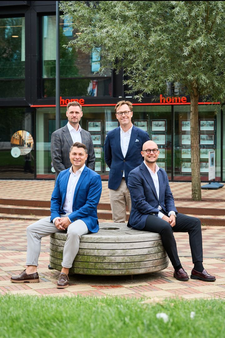 Et stærkere og et nyt samlet team for home Odense fra 1. december. Henrik Christoffersen og Martin Larsen (bag th. og tv.) ved bliver gennemgående indehaverfigurer i alle fire butikker, mens Daniel Andersen er medindehaver af home-butikken i Dalum-Hjallese og Andreas Finco i Odense (forrest th. og tv.). Foto: home Odense