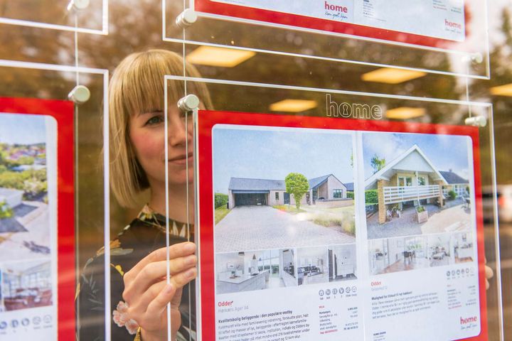 Boligmarkedet er i stigende grad præget af knaphed. Det ses ved, at køberne i højere grad bejler om de samme boliger, viser nye tal for oktober fra home og Boligsiden.