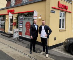 Torben S. Hansen til højre sammen med homes CEO Martin Wiesener foran home Amager på Kastrupvej, der bliver opgraderet og omdrejningspunkt i det nye setup.