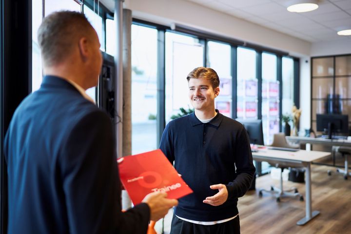 Ejendomsmægleren har vigtig rolle i en af de mest intense tidspunkter i danskernes liv - og nu kommer der mere fokus på fremtidens unge mæglere: "De unge forventer i dag en mere struktureret og gennemtænkt start på arbejdslivet, end branchen traditionelt har kunnet tilbyde. Det tager vi nu et større ansvar for," siger homes CEO, Martin Wiesener.
