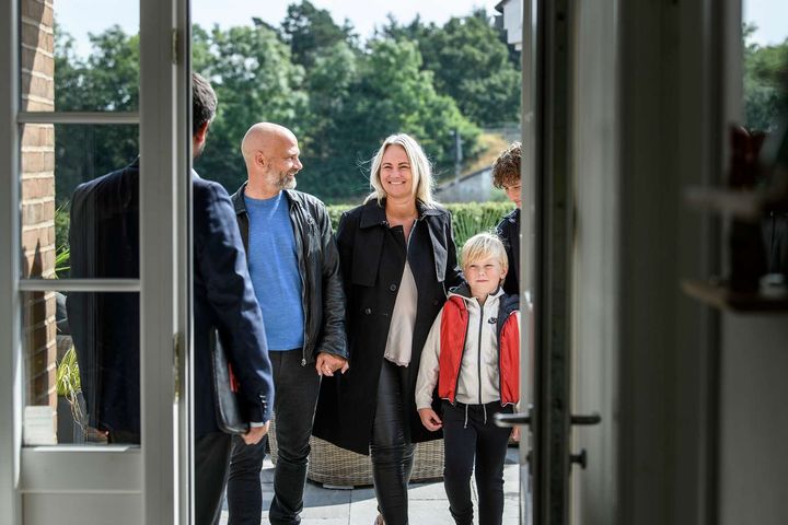 home peger på flere forklaringer, hvorfor de to grupper er mere aktive som boligkøbere nu.