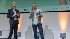 CEO Martin Thorborg, Visma Dinero, vinder DI's og PostNords eCom Talent Award 2023 for ledelse i e-commerce. Prisen blev overrakt af tv. chef for e-commerce i DI og branchedirektør Jacob Kjeldsen, DI Handel.