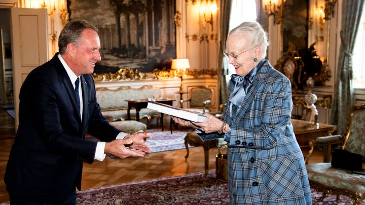 Hendes Majestæt Dronningen fik i 2021 overrakt bogen "Kongehuset. På arbejde for Danmark" af DI's adm. direktør Lars Sandahl Sørensen. Bogen er skrevet af Karin Palhøj og Gitte Redder. Foto: Kongehuset