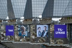 Dansk Industri markerer tronskifte med bannere på tagterassen og facadebelysning på Industriens Hus på Rådhuspladsen i København. Se link til drone-optagelser herunder