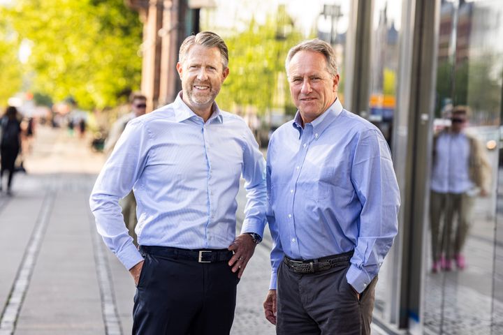 Christian Lindskov Alsø, adm. direktør i Bravida Danmark (tv.) og Lars Sandahl Sørensen, adm. direktør i Dansk Industri (th.).