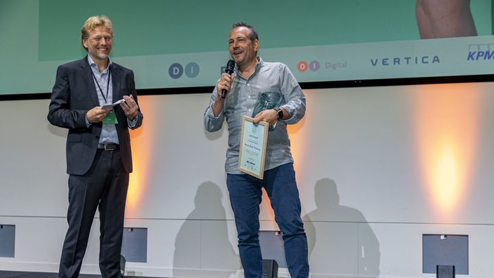 Sidste år vandt Martin Thorborg, CEO i Dinero, eCom Award prisen "eCommerce-lederen". Her sammen med branchedirektør Jacob Kjeldsen på scenen.