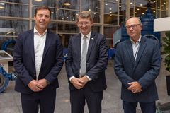 Jakob Kjær, direktør for AVK Advanced Manufacturing (tv.) og Peter Foss, bestyrelsesformand i FOSS (th.) sammen Venstre-formand Troels Lund Poulsen i, der håber, at rigtig mange familievirksomheder vil invitere folketingspolitikere på besøg. Foto: Jakob Melgaard