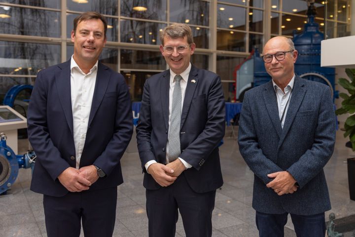 Jakob Kjær, direktør for AVK Advanced Manufacturing  (tv.) og Peter Foss, bestyrelsesformand i FOSS (th.) sammen Venstre-formand Troels Lund Poulsen i, der håber, at rigtig mange familievirksomheder vil invitere folketingspolitikere på besøg. Foto: Jakob Melgaard