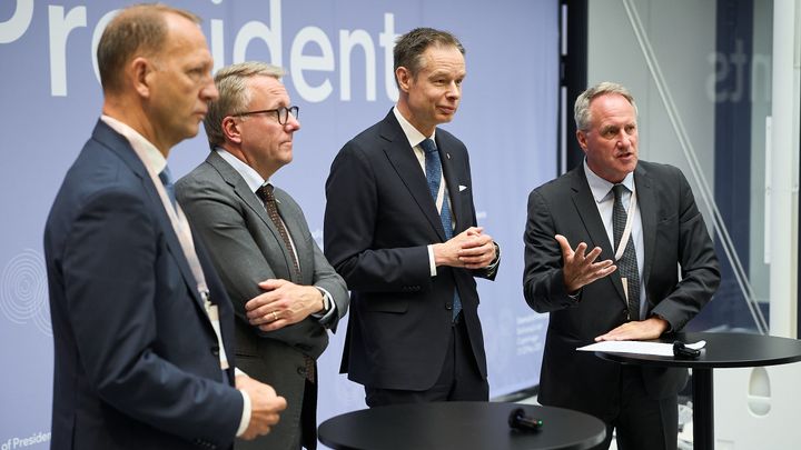 Torsdag og fredag var der topmøde i Industriens Hus i København med formænd og direktører for de europæiske landes erhvervsorganisationer under paraplyorganisationen BusinessEurope. I den forbindelse deltog adm. direktør Jacob Holbraad, DA, erhvervsminister Morten Bødskov, formand for BusinessEurope Fredrik Persson og adm. direktør Lars Sandahl Sørensen, Dansk Industri. Foto: Mikkel Suppras.