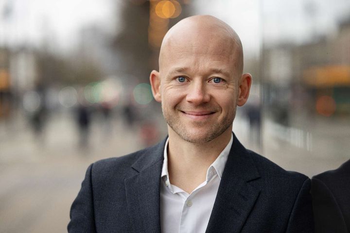 "Tænk, hvor meget ekstra liv der kommer i vores feriedestinationer, når turisterne bliver mødt af åbne døre og et levende byliv i helligdagene. Det er netop dét, der gør hele forskellen," siger Lars Bertolt Winther, chef for DI Turisme, Kultur & Oplevelser.