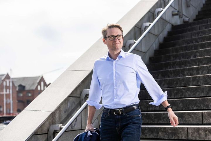"Vi skal huske, at råderummet er ikke penge, vi har. Det er nogle, vi forventer at få senere, hvis forudsætningen holder stik, men lige nu er der så stor usikkerhed både i Danmark og resten af verden, at det vil være hovedløst bare at brænde alle pengene af på forbrug," siger Morten Høyer, politisk direktør i Dansk Industri.