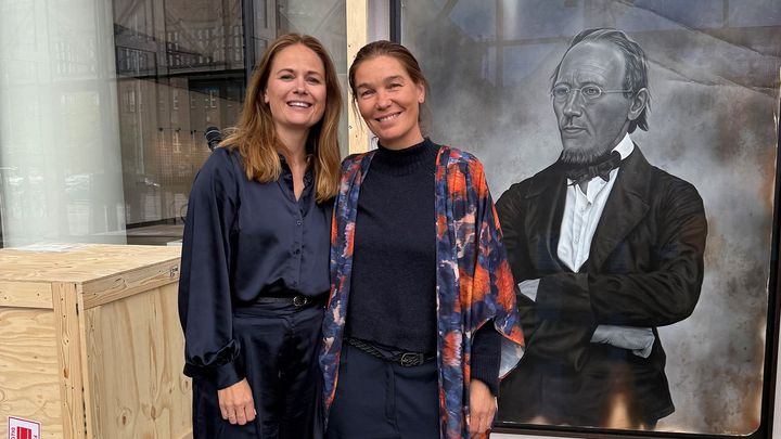 Direktør for PA, Kommunikation, Brand & Marketing Mette Østergaard og billedkunstner Maria Torp, foran sidstnævntes portræt af Dansk Industris stifter Jørgen Balhasar Dalhoff.