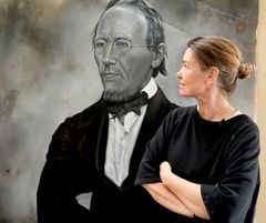 Billedkunstner Maria Torp ved sit portræt DI's stifter Jørgen Balthasar Dalhoff