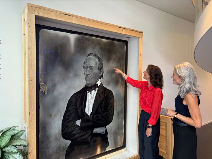 Vicedirektør i Dansk Industri, Henriette Søltoft (th), og Leder af Kunstkonsortiet, Mette Marcus, foran det netop offentliggjorte portræt  af Jørgen B. Dalhoff, som hænger i Industriens Hus.