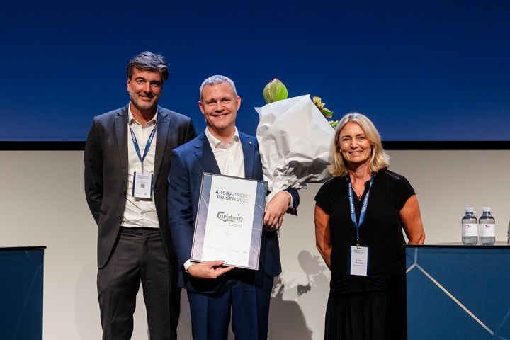 Prisen blev overrakt til Carlsbergs Head of Group Accounting and Controlling, Andreas Mailand, af erhvervs- og medlemsdirektør Emil Fannikke Kiær, Dansk Industri og Camilla Hesselby, vicedirektør i FSR – danske revisorer.