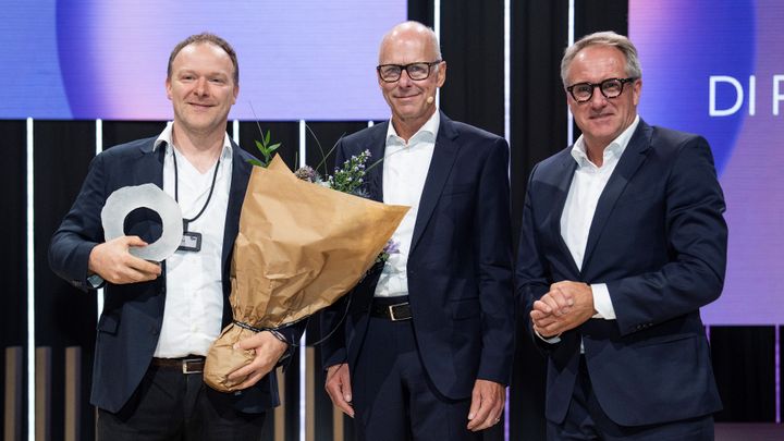 Medstifter og Chief Science Officer, Torbjørn Ølshøj Jensen(tv), Again, fik DI Prisen 2025 overrakt på Dansk Industris topmøde i Herning tirsdag. Til højre bestyrelsesleder for Dansk Industri Klaus Holse og DI's adm. direktør Lars Sandahl Sørensen. Foto: Frank Cilius.