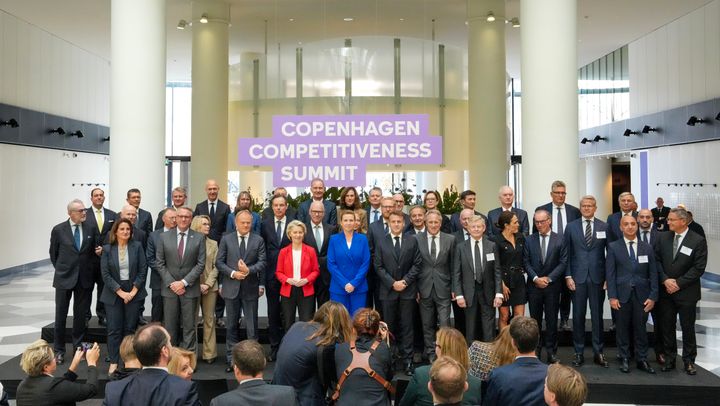 28 direktører fra nogle af EU's største virksomheder overrakte i dag i Dansk Industri i København et løfte om øgede investeringer til de fire europæiske toppolitikere, præsident for EU Kommissionen Ursula von der Leyen, Frankrigs præsident Emmanuel Macron, premierminister i Polen Donald Tusk og den danske statsminister Mette Frederiksen.