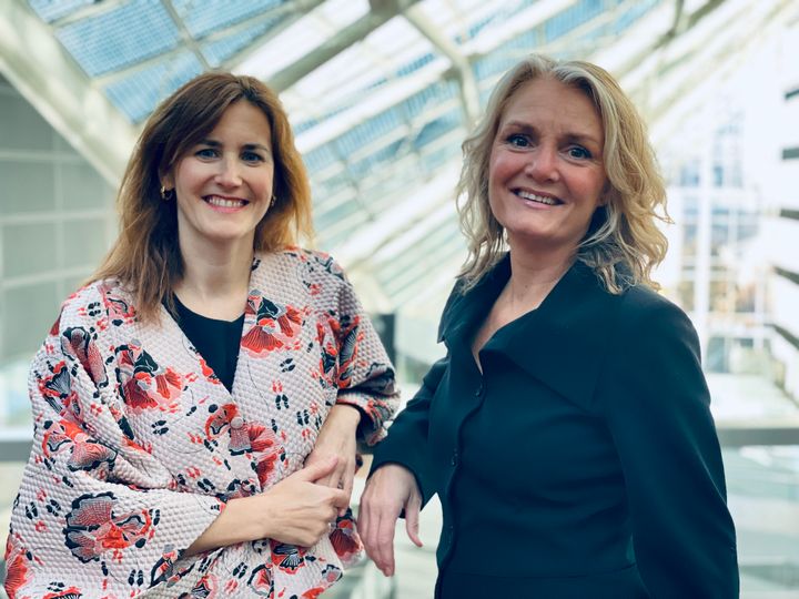 Kinga Szabo Christensen, rådgivningsdirektør i DI (til venstre) ser frem til at kunne byde Christine Molgaard Cleemann (til højre) velkommen som ny chef for DI Ledelsesudvikling.
