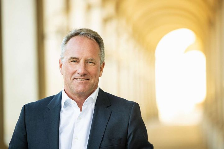 "Finansloven rammer noget af det, der er vigtigt for Danmark lige nu og i fremtiden, og det er positivt, at Konservative har taget ansvar og vist mod ved forhandlingsbordet, så de har kunnet påvirke aftalen," siger siger Lars Sandahl Sørensen, adm. direktør i DI.
