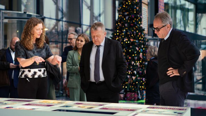 Udenrigsminister Lars Løkke Rasmussen (M) og DI-direktør Lars Sandahl Sørensen får her detaljer om DI's grønne aktiviteter i Afrika fra Marie Gad, vicedirektør og chef for DI Global Udvikling og Bæredygtighed.